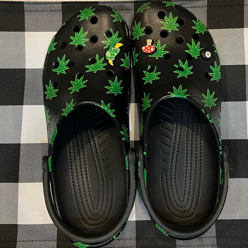 Hemp leaf clogs by crocs